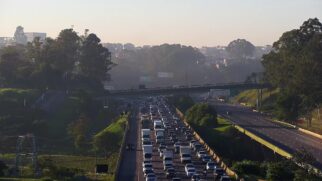 Na Imigrantes, o congestionamento se concentra entre os kms 16 e 14, também na chegada à Capital