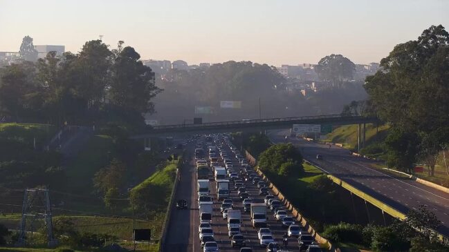 Na Imigrantes, o congestionamento se concentra entre os kms 16 e 14, também na chegada à Capital