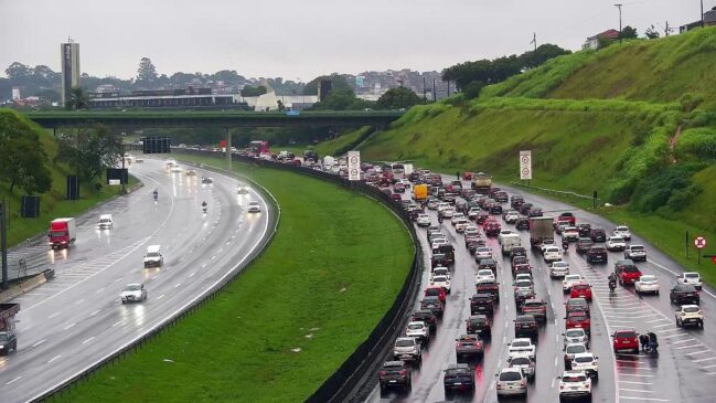 Para quem sobe a serra vindo do litoral, a rodovia dos Imigrantes apresenta maior volume de veículos no trecho de Planalto