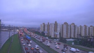 Para quem vem da região de Cotia pela Raposo Tavares, uma alternativa para fugir do travamento é acessar o Rodoanel Mário Covas