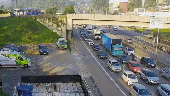 A rodovia Raposo Tavares (SP-270) registra 12 quilômetros de filas entre Cotia e a capital