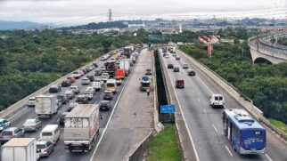 Quem chega de Guarulhos e encontra a Dutra travada tem na Rodovia Ayrton Senna uma opção com maior fluidez, apesar do volume alto de veículos