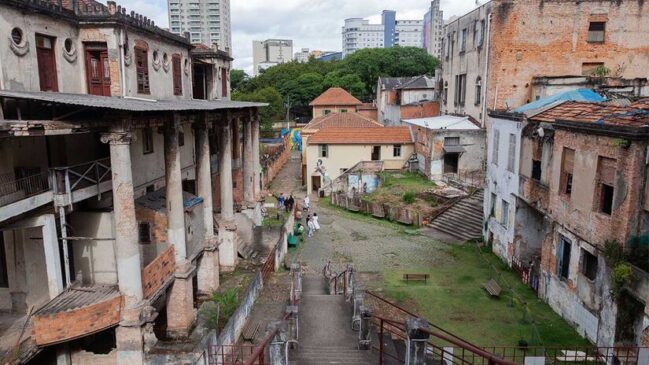 Transformada em centro cultural desde 2021, naVila Itororó, é possível observar ruínas arquitetônicas