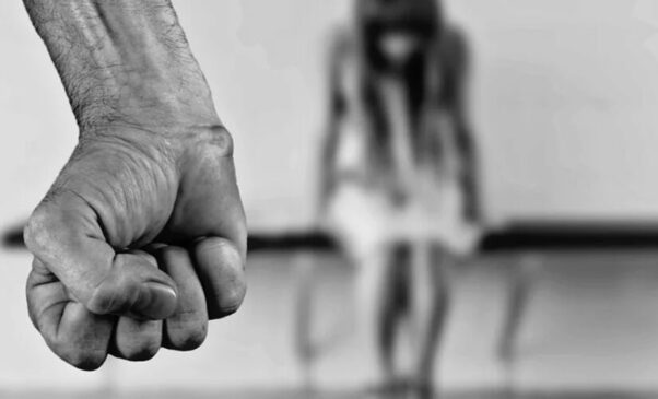 Em meio a alta de feminicídios, a proposta, que agora segue para a Câmara dos Deputados, coloca na prática o desprezo ao gênero feminino