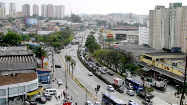 A expansão da Linha 4-Amarela é a principal aposta para mudar a mobilidade local. A previsão oficial aponta entrega por volta de 2031.