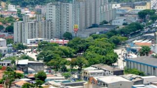 Verticalização extrema: Com mais de 13 mil habitantes por quilômetro quadrado, Taboão da Serra consolidou-se como a cidade mais densa do Brasil, transformando antigas áreas verdes em um cenário de prédios e asfalto. Foto: Thiago Neme/Gazeta de S.Paulo