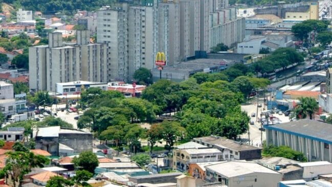 Verticalização extrema: Com mais de 13 mil habitantes por quilômetro quadrado, Taboão da Serra consolidou-se como a cidade mais densa do Brasil, transformando antigas áreas verdes em um cenário de prédios e asfalto. Foto: Thiago Neme/Gazeta de S.Paulo