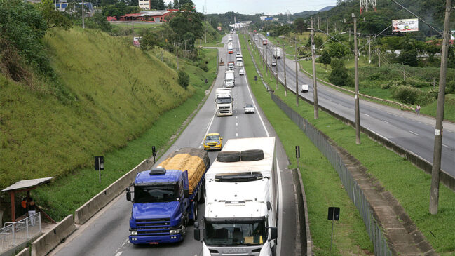 Moradores de Itapecerica da Serra, na Grande São Paulo, aguardam duas importantes obras que prometem desafogar o trânsito e melhorar a mobilidade urbana na rodovia Régis Bittencourt (BR-116), que corta municípios da região sudoeste da Grande São Paulo