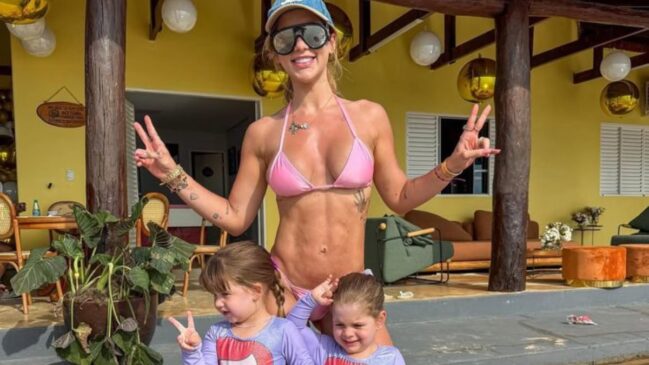 Vários famosos usam o sinal de 'V' ao tirar fotos