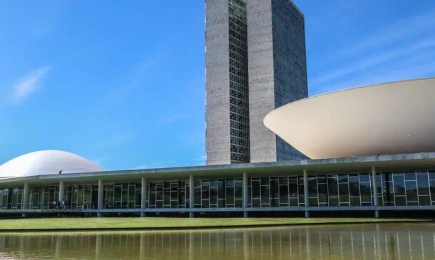 O embaixador do Irã no Brasil, Abdollah Nekounam Ghadiri, circulou na manhã da terça-feira no Congresso Nacional