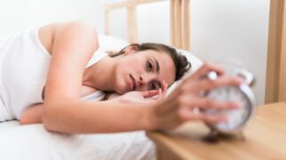 Horas extras de sono no fim de semana parecem recuperar o descanso perdido, mas especialistas alertam para um efeito inesperado