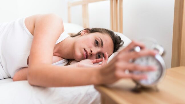 Horas extras de sono no fim de semana parecem recuperar o descanso perdido, mas especialistas alertam para um efeito inesperado