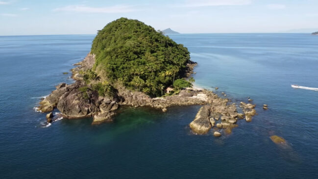 Vista aérea revela o isolamento e a beleza natural da ilha em São Sebastião