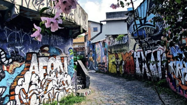 Paredes do Beco do Batman impressionam com grafites vibrantes e cheios de significado