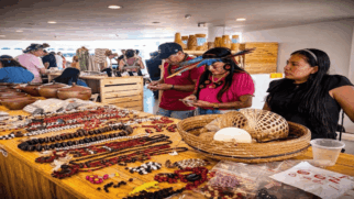 Artistas indígenas expõem e comercializam peças tradicionais e contemporâneas durante a Feira de Arte dos Povos Indígenas no Parque Ibirapuera