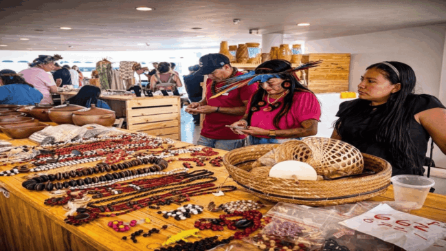 Artistas indígenas expõem e comercializam peças tradicionais e contemporâneas durante a Feira de Arte dos Povos Indígenas no Parque Ibirapuera