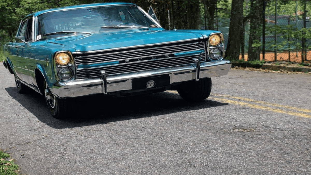 Ford Galaxy 500 restaurado chama atenção pelo porte e acabamento clássico