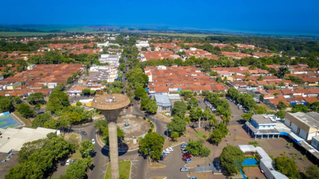 Vista aérea mostra o traçado curvo das ruas de Ilha Solteira