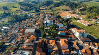 Entre serras e neblina, cidade mineira se destaca pelo clima acolhedor