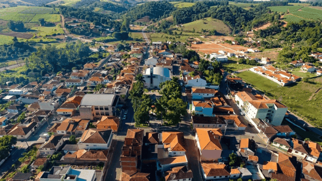 Entre serras e neblina, cidade mineira se destaca pelo clima acolhedor