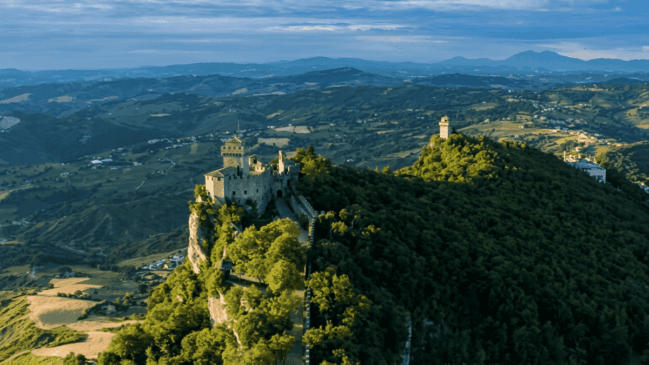 Paisagem do microestado cercado pela Itália impressiona turistas