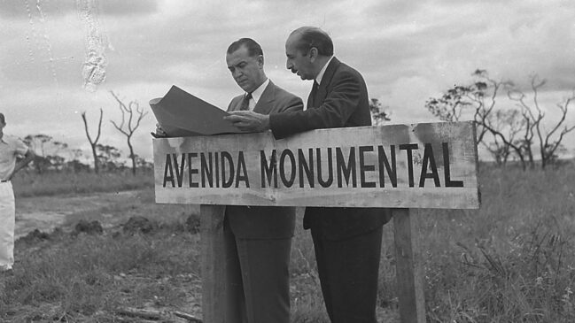 Juscelino Kubitschek visita as construções, acompanhado de Lúcio Costa, 1957