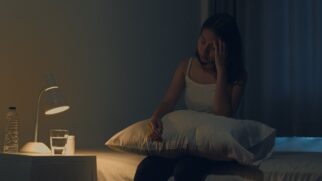 Fenômeno comum levanta dúvidas e mistura explicações biológicas, emocionais e espirituais sobre o descanso noturno