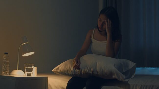 Fenômeno comum levanta dúvidas e mistura explicações biológicas, emocionais e espirituais sobre o descanso noturno