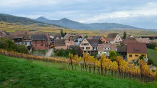 A vida em pequenas comunidades europeias costuma atrair quem procura paisagens tranquilas e menos pressão urbana