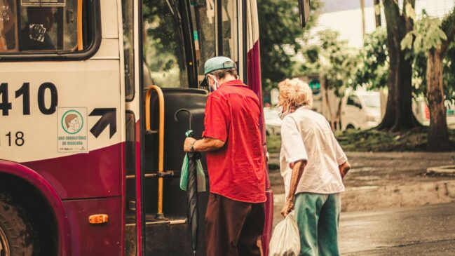 Idosos com renda de até dois salários mínimos têm direito a viajar com gratuidade ou desconto no transporte coletivo nacional