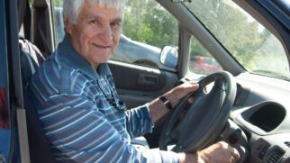 A renovação da CNH a cada três anos, obrigatória para motoristas acima de 70 anos como este condutor, foca na detecção precoce de condições de saúde que afetem a segurança.