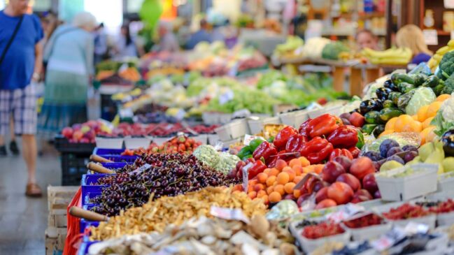 Novas regras do Vale-Alimentação em 2026 reforçam o uso do benefício para garantir a segurança alimentar e o acesso a produtos frescos. Reprodução/Canvas