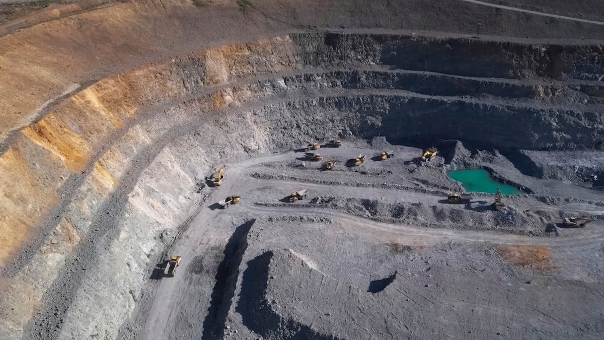 Embora a mineração a céu aberto possua regras próprias, o trabalho em subsolo assegura o benefício mais rápido do INSS. Canvas