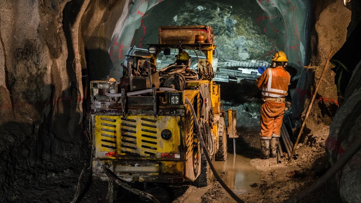 A extração direta de minerais exige idade mínima de 55 anos e documentação rigorosa para aprovação pelo Governo Federal. Canvas