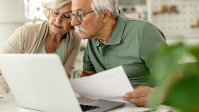 Idosos devem utilizar a tecnologia para pesquisar e organizar documentos necessários para o registro da autocuratela, garantindo a proteção do patrimônio familiar. Canvas