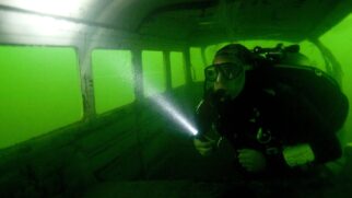 As ruínas da Vila Amaury repousam sob o Lago Paranoá, guardando a memória submersa dos 16 mil operários que construíram Brasília.