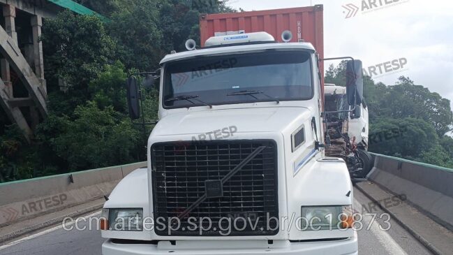 Acidente aconteceu no quilômetro 46, no sentido do litoral paulista, por volta das 8h25
