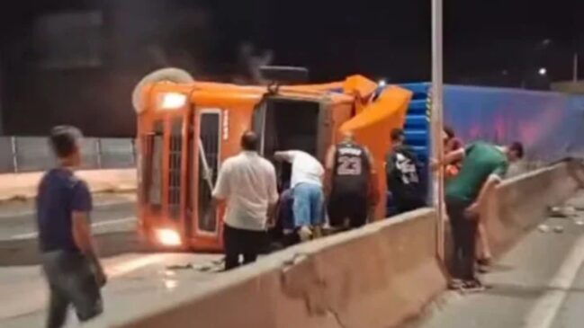 Acidente aconteceu por volta das 22h desta terça-feira (21/4), no sentido de São Paulo