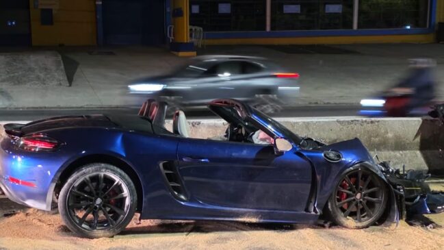 Impacto frontal deixou as duas dianteiras esmagadas e fez com que destroços e peças de ambos os carros voassem na pista