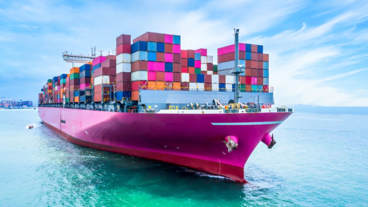 Com exportações recordes de US$ 31,6 bilhões em março, o Brasil consolida sua posição como fornecedor estratégico global de petróleo e commodities agrícolas.