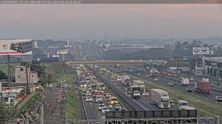 Fluxo intenso de veículos na chegada a São Paulo pela rodovia Anhanguera