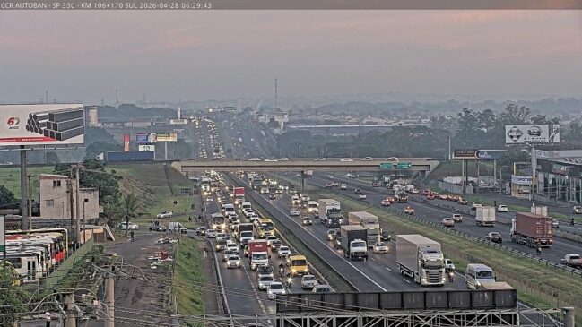Fluxo intenso de veículos na chegada a São Paulo pela rodovia Anhanguera