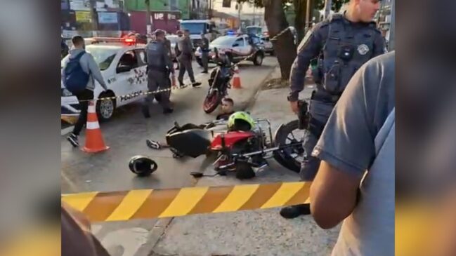 Criminosos rendiam um outro rapaz que estava em uma moto