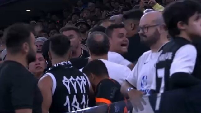 Thiago Surfista durante confusão entre próprios apoiadores do Corinthians