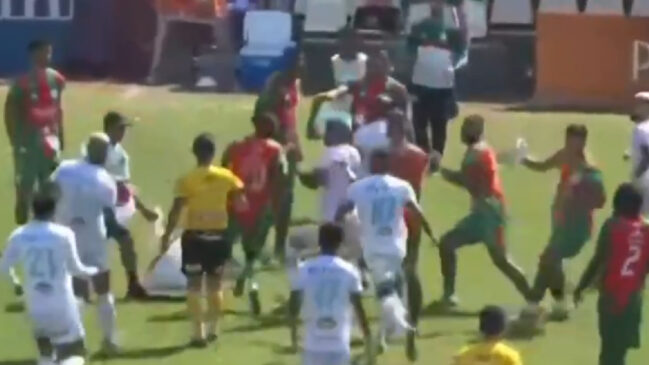 Outros jogadores se aproximaram do tumulto e aumentaram a confusão