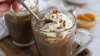 É fácil aprender como fazer o café com abóbora e especiarias famoso nos EUA usando ingredientes simples em casa