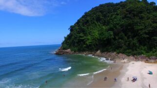 Entre praias e trilhas, destino paulista conquista viajantes com beleza e tranquilidade