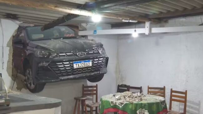 Vítima jogou o carro em direção aos criminosos para tentar evitar assalto