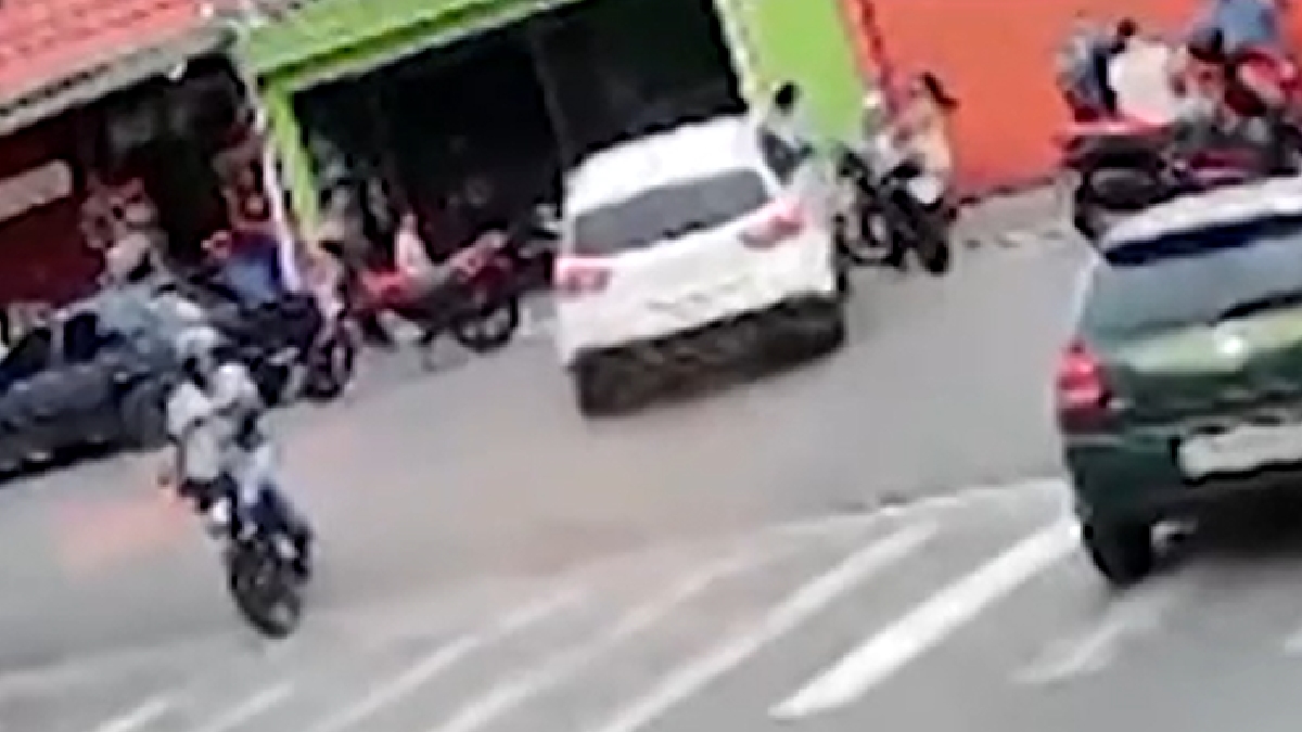 Momento em que o carro atinge as crianças foi registrado por uma câmera de segurança