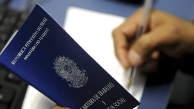Hoje no Brasil, segundo a pesquisa, 39,2 milhões de pessoas trabalham com carteira assinada Foto: Agência Brasília